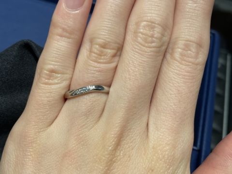 【銀座ダイヤモンドシライシの口コミ】 角度によってサムシングブルーのような色の輝きを放っており、ダイヤモン…