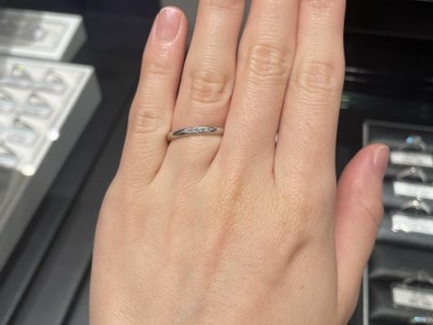 【銀座ダイヤモンドシライシの口コミ】 ティアオブリリーの指輪の名前の雰囲気からしてダイヤの主張が激しすぎず…