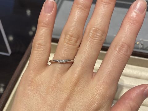 【ケイウノ ブライダル(K.UNO BRIDAL)の口コミ】 V字のラインにダイヤが配置されており、クールな印象を受けました。ダイヤ…