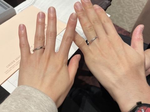 【ケイウノ ブライダル(K.UNO BRIDAL)の口コミ】 ウェーブ型の指輪で、メレダイヤがキラキラしているのがポイントです。母…