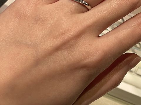 【銀座ダイヤモンドシライシの口コミ】 とても人気なデザインのようでウェーブに斜めにダイヤモンド入ったデザイ…