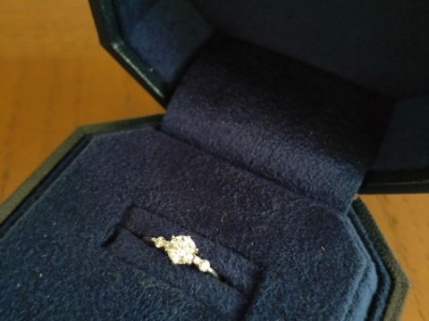【ROYAL ASSCHER(ロイヤル・アッシャー)の口コミ】 まだ結婚指輪は決めていなかったので、婚約指輪はとにかく自分の好きなデ…