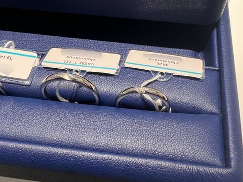 【銀座ダイヤモンドシライシの口コミ】 シンプルなデザインのものが気になったので数種類見せていただきました。…