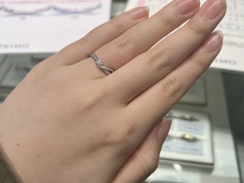 【アイプリモ(I-PRIMO)の口コミ】 ウェーブデザインでダイヤが多めに入っているものがとても気に入りました…