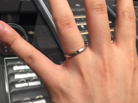 【エクセルコダイヤモンド(EXELCO DIAMOND)の口コミ】 センターのブラックダイヤのところは新郎のタキシードをイメージしたデザ…