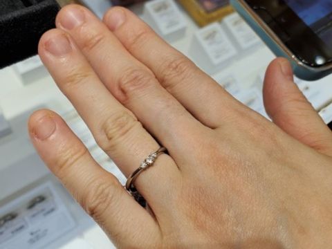 【STAR JEWELRY(スタージュエリー)の口コミ】 このデザインに惹かれてスタージュエリーさんの指輪を試着しました。どこ…