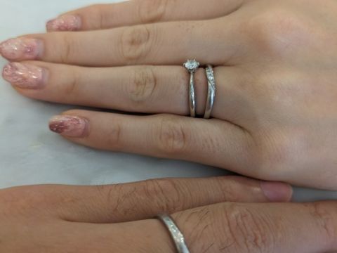 【銀座ダイヤモンドシライシの口コミ】 指輪にはお揃いで斜めのラインが入っています。少し個性を出していますが…
