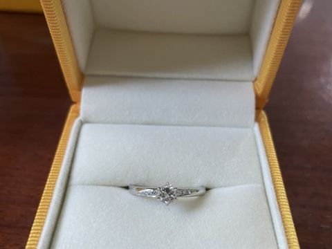 【ケイウノ ブライダル(K.UNO BRIDAL)の口コミ】 結婚指輪がストレートなので婚約指輪もストレートベースでセットでつけれ…