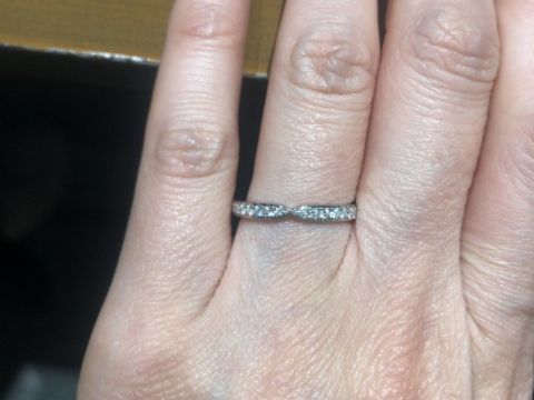 【ラザール ダイヤモンド(LAZARE DIAMOND)の口コミ】 世界３大カッターブランドの輝きはとても綺麗でした。
ライト下で輝くのは…