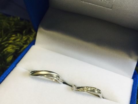 【GALA JEWELRY(ガラジュエリー)の口コミ】 デザインが豊富でした。
エンゲージリングと重ねづけを出来るタイプの物も…