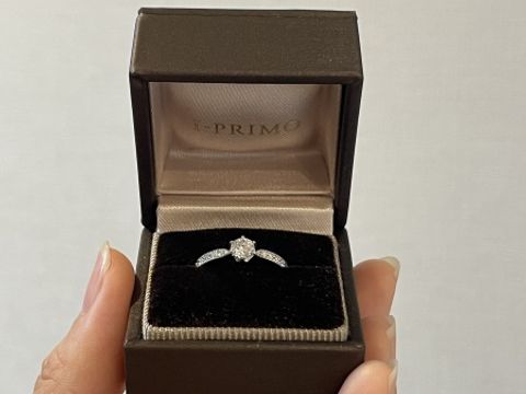 【アイプリモ(I-PRIMO)の口コミ】 沢山のダイヤがキラキラ輝くリングです。
照明や自然光によって輝き方が違…