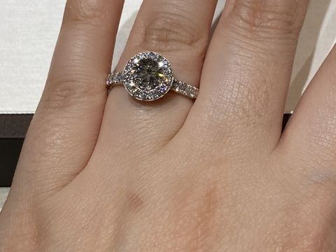 【アイプリモ(I-PRIMO)の口コミ】 取り囲むなデザインのため、かなりカラットが大きく見えます。少しキラキ…