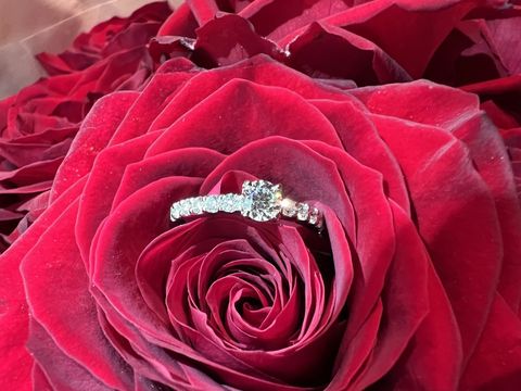 【ラザール ダイヤモンド(LAZARE DIAMOND)の口コミ】 ダイヤモンドがふんだんに使用されているのでギラギラとゴージャス感があ…