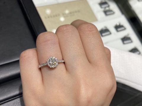 【ラザール ダイヤモンド(LAZARE DIAMOND)の口コミ】 これは婚約指輪を選ぶ時に最後まで悩んでいたデザインです。
大きいダイヤ…