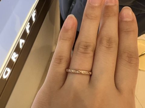 【グラフ(GRAFF)の口コミ】 デザインは華奢で女の人らしく上品に感じました。
色はプラチナかピンクゴ…