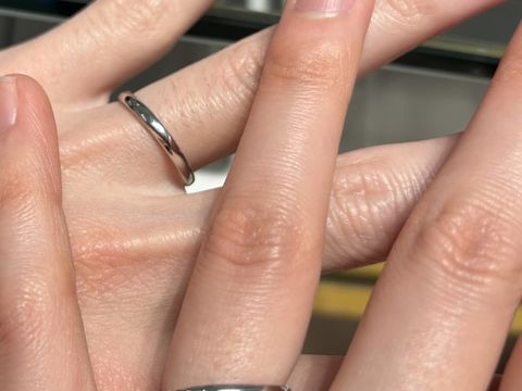 【銀座ダイヤモンドシライシの口コミ】 ふたりとも指が長めで節が目立つので、少し太めのものやウェーブ形のもの…