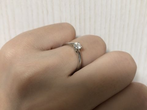 【銀座ダイヤモンドシライシの口コミ】 王道の一粒ダイヤの婚約指輪を探していました。個人的 にダイヤの大きさや…