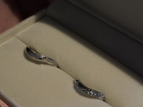 【ケイウノ ブライダル(K.UNO BRIDAL)の口コミ】 一見普通の指輪に見えるけどさりげなくミッキーの指がデザインされている…