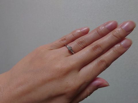 【ROYAL ASSCHER(ロイヤル・アッシャー)の口コミ】 王道の1粒ダイヤを考えていましたが、実際にお店で着用した際に、大きいダ…