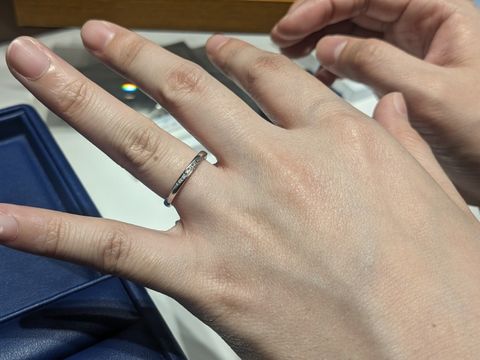 【銀座ダイヤモンドシライシの口コミ】 斜めに流れるように入るダイヤがオシャレだと思いました。
また、細身のつ…