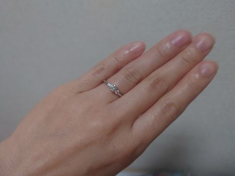 【ROYAL ASSCHER(ロイヤル・アッシャー)の口コミ】 3粒ダイヤの婚約指輪です。
真ん中のダイヤのみサイズが大きく王道の1粒ダ…