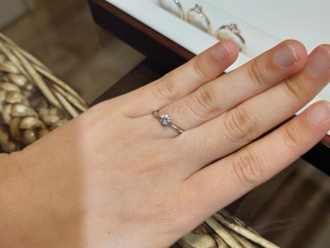 【杢目金屋(もくめがねや)の口コミ】 他店ではウェーブデザインばかりみていましたが、杢目金屋さんではVライン…