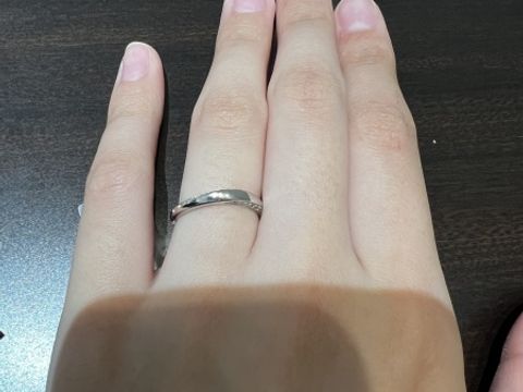 【俄(にわか)の口コミ】 指輪のデザインはウェーブになっています、Vの字を探していたので、今回こ…