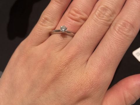 【ティファニー(Tiffany & Co.)の口コミ】 ティファニーセッティングというダイヤが立体的に浮き出て見えるデザイン…