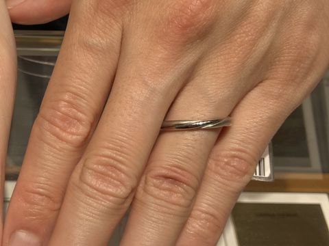 【銀座ダイヤモンドシライシの口コミ】 【指輪のデザイン】ウェーブリングで、マットな素材を両端に取り入れ真ん…