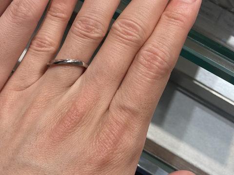 【アイプリモ(I-PRIMO)の口コミ】 【指輪のデザイン】
両端が光沢のあるデザインで真ん中に溝があって両端か…