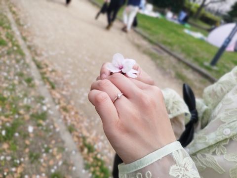 【uchimari(ウチマリ)の口コミ】 指輪の枠がお花の形でとてもかわいいです。色はピンクゴールドでマットな…