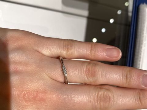 【銀座ダイヤモンドシライシの口コミ】 指輪のデザインが可愛くて一目惚れしました。
3つのダイヤモンドがとても…