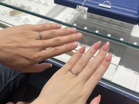 【銀座ダイヤモンドシライシの口コミ】 ウェーブ、リング太め、装飾ありでさがしていました。
女性用のデザインは…