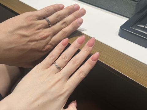 【ラザール ダイヤモンド(LAZARE DIAMOND)の口コミ】 他ではあまり見ない太めのリングが重厚感があり素敵だした。かなりウェー…