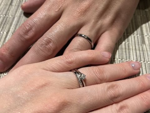 【銀座ダイヤモンドシライシの口コミ】 婚約指輪と重ねた時に合うもののデザインを提示してもらい、その中から選…