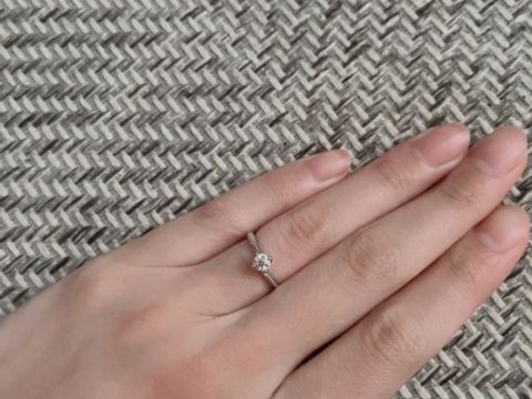 【銀座ダイヤモンドシライシの口コミ】 付けた時の高さも良くてどんなお洋服にも合い、とても素敵です。価格も気…