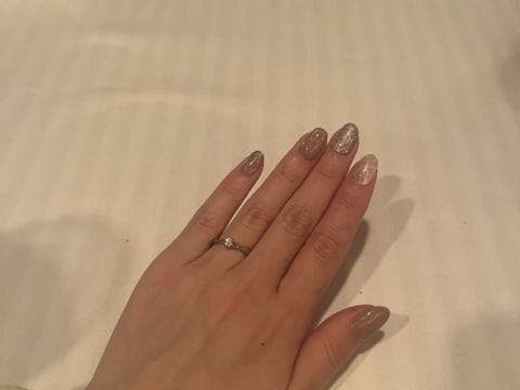 【4℃ BRIDAL(ヨンドシーブライダル)の口コミ】 ダイヤが大きく1石あり、そのまわりにダイヤがナナメに5石ほど入っていま…