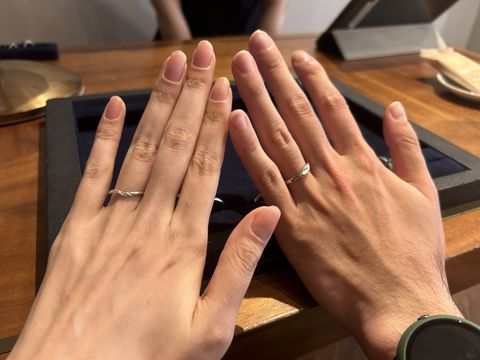 【Galopine & Galopin(ガロピーネガロパン)の口コミ】 V字のラインが指を細く、長く見せてくれるのがいいと思いました。太さも、…