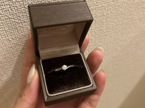 【アイプリモ(I-PRIMO)の口コミ】 結婚指輪とは違い、婚約指輪らしいキラキラ感や
少し可愛らしさも兼ね揃え…