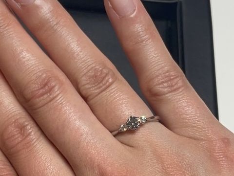 【ラザール ダイヤモンド(LAZARE DIAMOND)の口コミ】 キラキラ輝く、輝き方にとても感動しました！
どの角度から見ても七色の光…