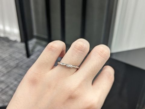 【ラザール ダイヤモンド(LAZARE DIAMOND)の口コミ】 少しウェーブな形で指にフィットするデザインです。指が綺麗に見える気が…