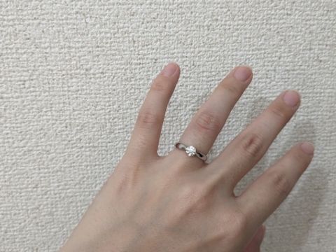 【ティファニー(Tiffany & Co.)の口コミ】 指輪の真ん中がくびれていてリボンのような形で可愛いです。真ん中にダイ…