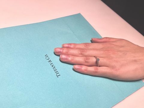 【ティファニー(Tiffany & Co.)の口コミ】 ティファニーセッティングの婚約指輪らしいデザインです。
私は婚約指輪は…