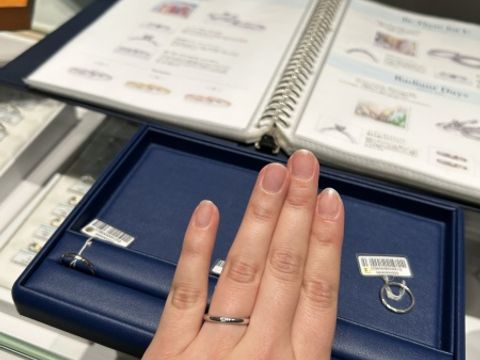 【銀座ダイヤモンドシライシの口コミ】 シンプルな指輪を探していて、重ね付けができるタイプを希望していたので…