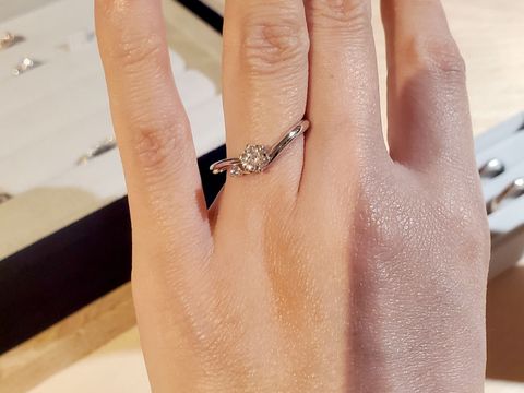 【ith(イズ)の口コミ】 リングの形状がウェーブしていてエレガントな印象の指輪。
メインのダイヤ…