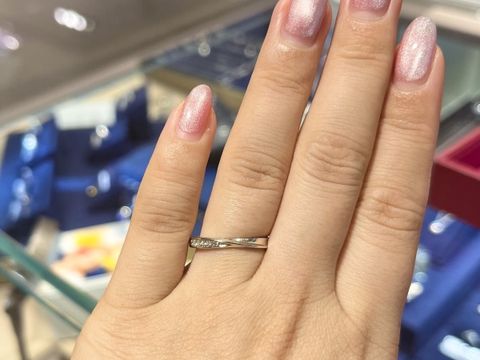 【ROYAL ASSCHER(ロイヤル・アッシャー)の口コミ】 webで見て気になっていたので実際に見に行きました。
中央に捻りがあるの…