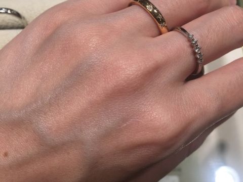 【Joie de treat.(ジョア・ドゥ・トリート)の口コミ】 星が散りばめられたように見える、ダイヤがいくつか埋まったデザイン、丸…