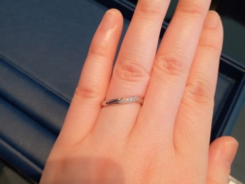 【銀座ダイヤモンドシライシの口コミ】 真っ直ぐなリングよりもウェーブが入っているので、そこがオシャレポイン…