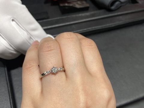 【ラザール ダイヤモンド(LAZARE DIAMOND)の口コミ】 ラザールの中で人気なデザインのようです。
真ん中のダイヤモンドの周りに…