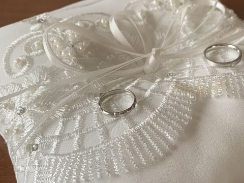 【クアラントットの口コミ】 リボンのようなデザインでとても可愛らしいリングです。
宝石がついていな…